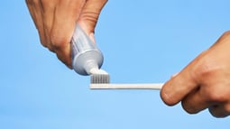 Pourquoi notre dentifrice blanchissant ne contient pas de dioxyde de titane