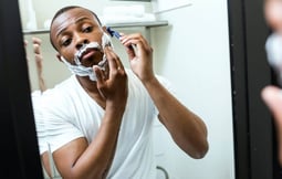 Se raser la barbe tous les jours : mauvais pour la peau ?