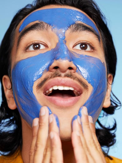 Enthousiaste Jeune Homme Porte Un Masque Hydratant, Un Bonnet De