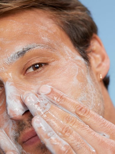 Conseil: Pourquoi utiliser un nettoyant visage homme?