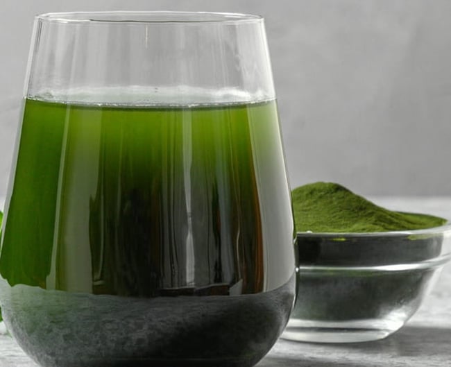 Selon TikTok, la chlorophylle à boire aide à se débarrasser de l’acné… et des odeurs corporelles Selon TikTok, la chlorophylle à boire aide à se débarrasser de l’acné… et des odeurs corporelles