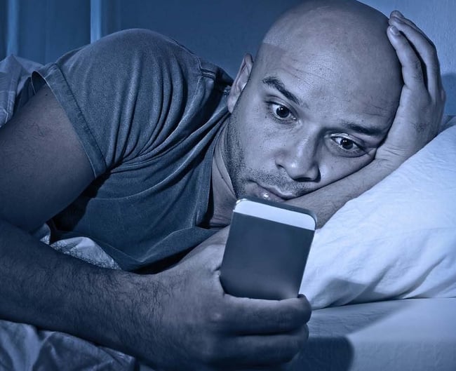La lumière bleue des écrans d’ordinateurs et de téléphones est-elle vraiment néfaste pour la peau ? La lumière bleue des écrans d’ordinateurs et de téléphones est-elle vraiment néfaste pour la peau ?
